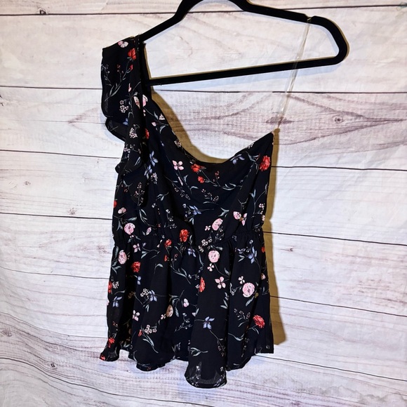 Gilli Floral One-Shoulder Ruffle Rose patterned Black Fit and flare Top Medium - Picture 5 of 5